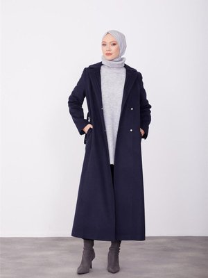 Yakası Kabartmalı Beli Ayarlanabiilir Logo Tokalı Tam Boy Manto Lacivert