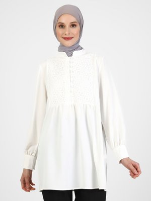 Off White Dantel Ve Brit Detaylı İpek Tuşeli Bluz Off White Dantel Ve Brit Detaylı İpek Tuşeli Bluz