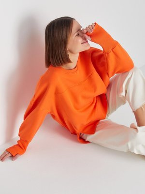 Yırtmaç Detaylı Oversize Sweatshirt Turuncu Yırtmaç Detaylı Oversize Sweatshirt Turuncu