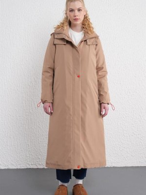 Kapüşonlu Dik Yaka Koyu Bej Mont