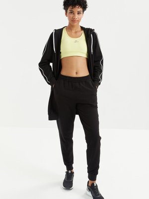 Siyah Kapüşonlu Fermuarlı Kolu Yazı Nakışlı Rahat Form Eşofman Tunik Takım