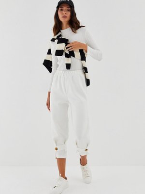 Paçası Kemerli Scuba Pantolon Beyaz Paçası Kemerli Scuba Pantolon Beyaz