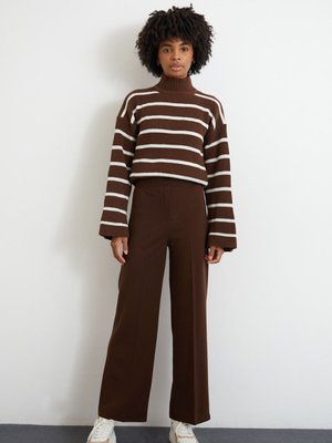 Kahve Düğmeli Pantolon