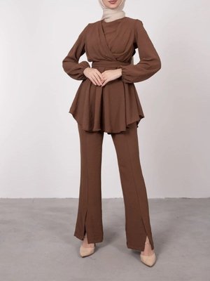 Volanlı Büzgü Kollu Yırtmaç Detaylı Alt Üst Takım Volanlı Büzgü Kollu Yırtmaç Detaylı Alt Üst Takım