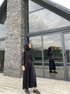 Siyah Piliseli Saten Etek