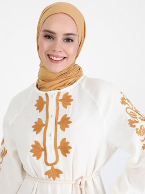 Off White Hardal Doğal Kumaşlı Nakış Detaylı Eteği Püsküllü Elbise