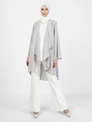 Gri İpek Tuşeli Bluz & Kap İkili Takım Küllü