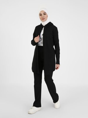 Siyah Doğal Kumaşlı Hırka Pantolon İkili Takım Siyah Doğal Kumaşlı Hırka Pantolon İkili Takım