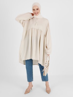 Bej Yırtmaçlı Arkası Uzun Oversize Tunik