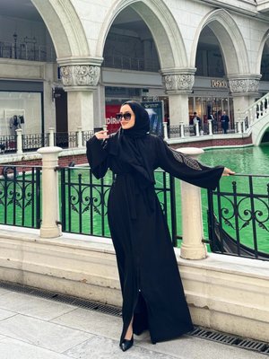 Gizli Fermuarlı Cepli İşlemeli Kuşaklı Ferace Gizli Fermuarlı Cepli İşlemeli Kuşaklı Ferace