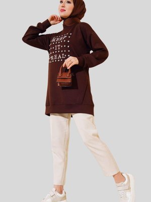 Kahve Önü Taşlı Bisiklet Yaka Yazı Baskılı Tunik Kahve Önü Taşlı Bisiklet Yaka Yazı Baskılı Tunik