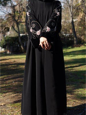 Dubai İpeği, Fransız Kadifesi, Mısır Taşı İşlemeli Ferace Dubai İpeği, Fransız Kadifesi, Mısır Taşı İşlemeli Ferace