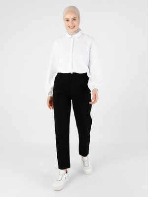 Siyah Boyfriend Kalıp Pile Detaylı Kot Pantolon Siyah Boyfriend Kalıp Pile Detaylı Kot Pantolon