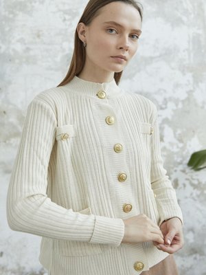 Marin Düğmeli Kısa Hırka Ekru Marin Düğmeli Kısa Hırka Ekru