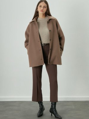 Düz Kesim Kumaş Pantolon Acı Kahve Düz Kesim Kumaş Pantolon Acı Kahve