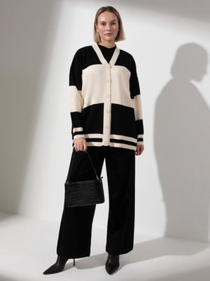 Siyah Çizgi Detaylı Hırka & Pantolon Büyük Beden Triko Takım