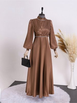 Önü Çift Kat Beli Ve Yakası Taş Detaylı Saten Abiye Elbise Önü Çift Kat Beli Ve Yakası Taş Detaylı Saten Abiye Elbise