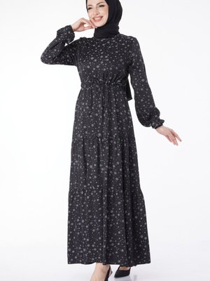 Düz Hakim Yaka Siyah Beli Bağcıklı Desenli Elbise Düz Hakim Yaka Siyah Beli Bağcıklı Desenli Elbise