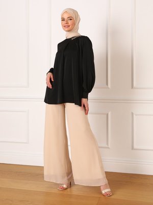 Siyah İpek Tuşeli Metal Aksesuar Detaylı Bluz