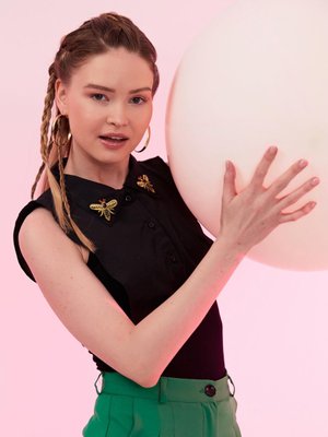 Siyah Arılı Gömlek Yaka