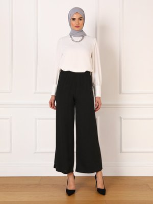 Siyah Doğal Kumaşlı Rahat Kalıp Basic Pantolon Siyah Doğal Kumaşlı Rahat Kalıp Basic Pantolon