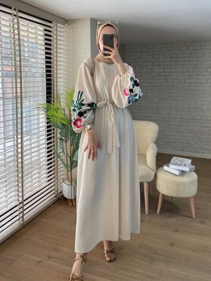 Kolları Balon Süzene İşlemeli Kemerli Elbise