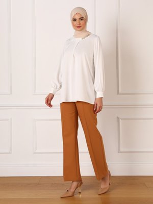 Off White İpek Tuşeli Metal Aksesuar Detaylı Bluz