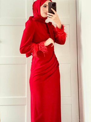 Kuyruklu Kolu Tüylü Pile Detaylı Abiye Elbise