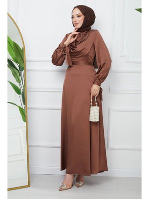Kahverengi Yaka Detaylı Kol Bağlamalı Saten Abiye Elbise Kahverengi Yaka Detaylı Kol Bağlamalı Saten Abiye Elbise