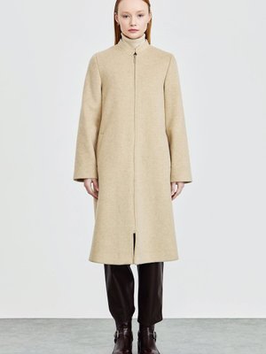 Broş Aksesuarlı Kaşe Kaban Bej