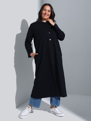 Lacivert Büyük Beden Boydan Çıtçıt Düğmeli İplik Örme Kap