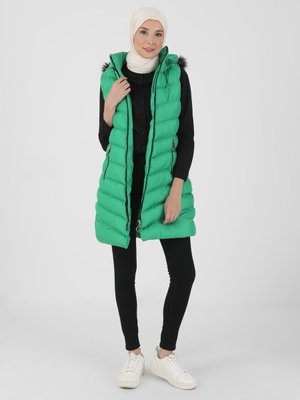 Yeşil Şapkası Kürk Detaylı Şişme Yelek Benetton