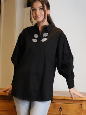Siyah Yakası İşlemeli Tunik Siyah Yakası İşlemeli Tunik