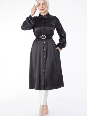 Düz Yaka Siyah Parlak Kemerli Gömlek Elbise Düz Yaka Siyah Parlak Kemerli Gömlek Elbise