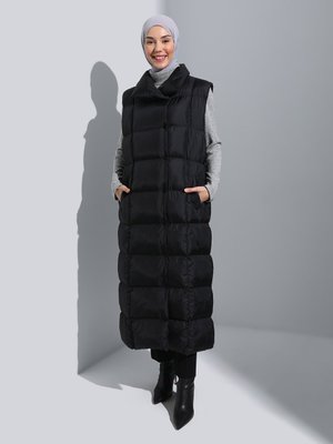 Siyah Hakim Yaka Çıt Kapamalı Uzun Şişme Yelek Siyah Hakim Yaka Çıt Kapamalı Uzun Şişme Yelek