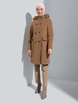 Camel Kapüşonu Kürklü Torba Cepli Kruvaze Kaban