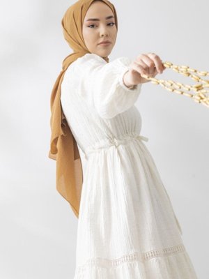 Belden Bağcıklı Dantel Işlemeli Beyaz Elbise