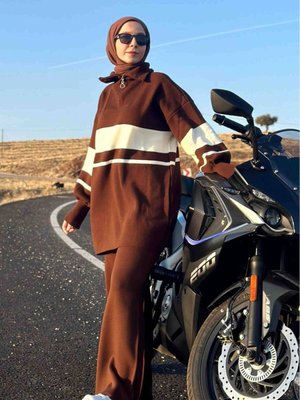 Parçalı Çizgili Triko Takım Kahverengi