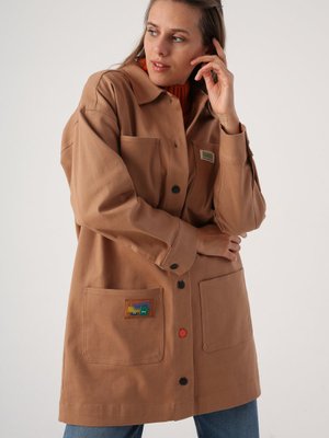 Bej Pamuklu Renkli Düğmeli Süs Etiketli Cepli Ceket