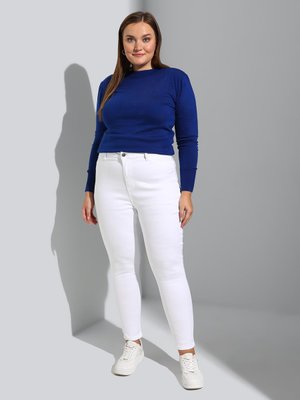 Beyaz Büyük Beden Doğal Kumaşlı Toparlayıcı Kot Pantolon