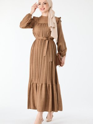 Kahve Hakim Yaka Uzun Kol Omuz Fırfırlı Piliseli Elbise Kahve Hakim Yaka Uzun Kol Omuz Fırfırlı Piliseli Elbise