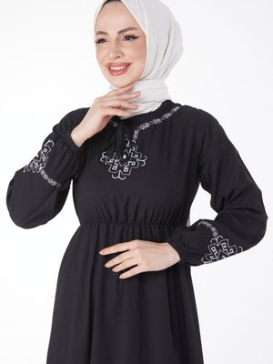 Düz Bisiklet Yaka Siyah Uzun Kollu Nakışlı Elbise Düz Bisiklet Yaka Siyah Uzun Kollu Nakışlı Elbise