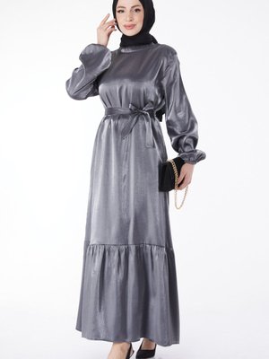 Düz Hakim Yaka Siyah Parlak Kuşaklı Elbise Düz Hakim Yaka Siyah Parlak Kuşaklı Elbise