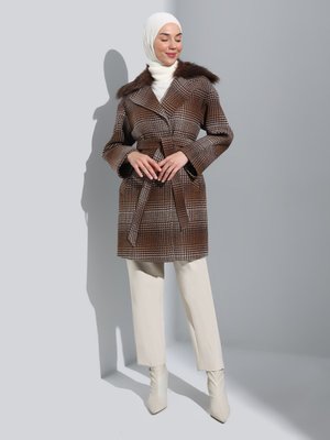 Kahverengi Çıkabilir Kürklü Düşük Kol Çıt Kapamalı Oversize Ekose Kaban