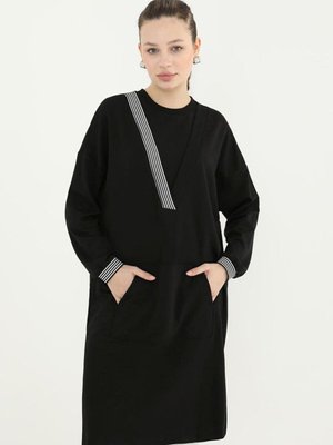 Siyah Önden Cepli V Detaylı Tunik