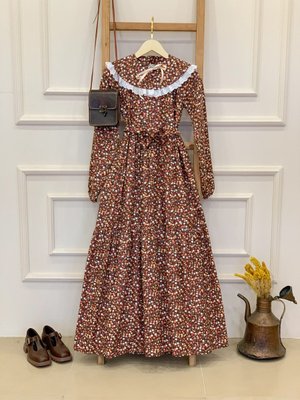 Seyyar Yakalı Kahve Çiçekli Kat Kat Elbise Seyyar Yakalı Kahve Çiçekli Kat Kat Elbise