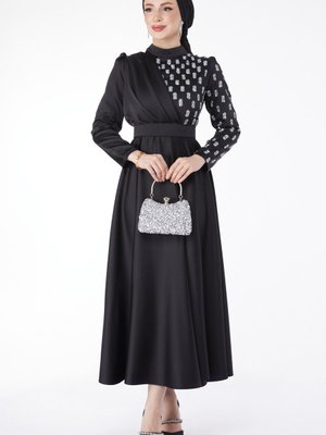 Düz Hakim Yaka Siyah İşlenmiş Taş Detaylı Abiye Elbise
