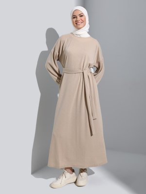 Bej Rahat Kesim Kuşak Detaylı Elbise