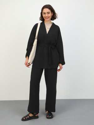 Siyah Kuşak Detaylı Kimono & Pantolon İkili Takım