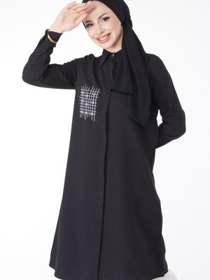 Düz Gömlek Yaka Siyah Cep Nakış Detaylı Tunik